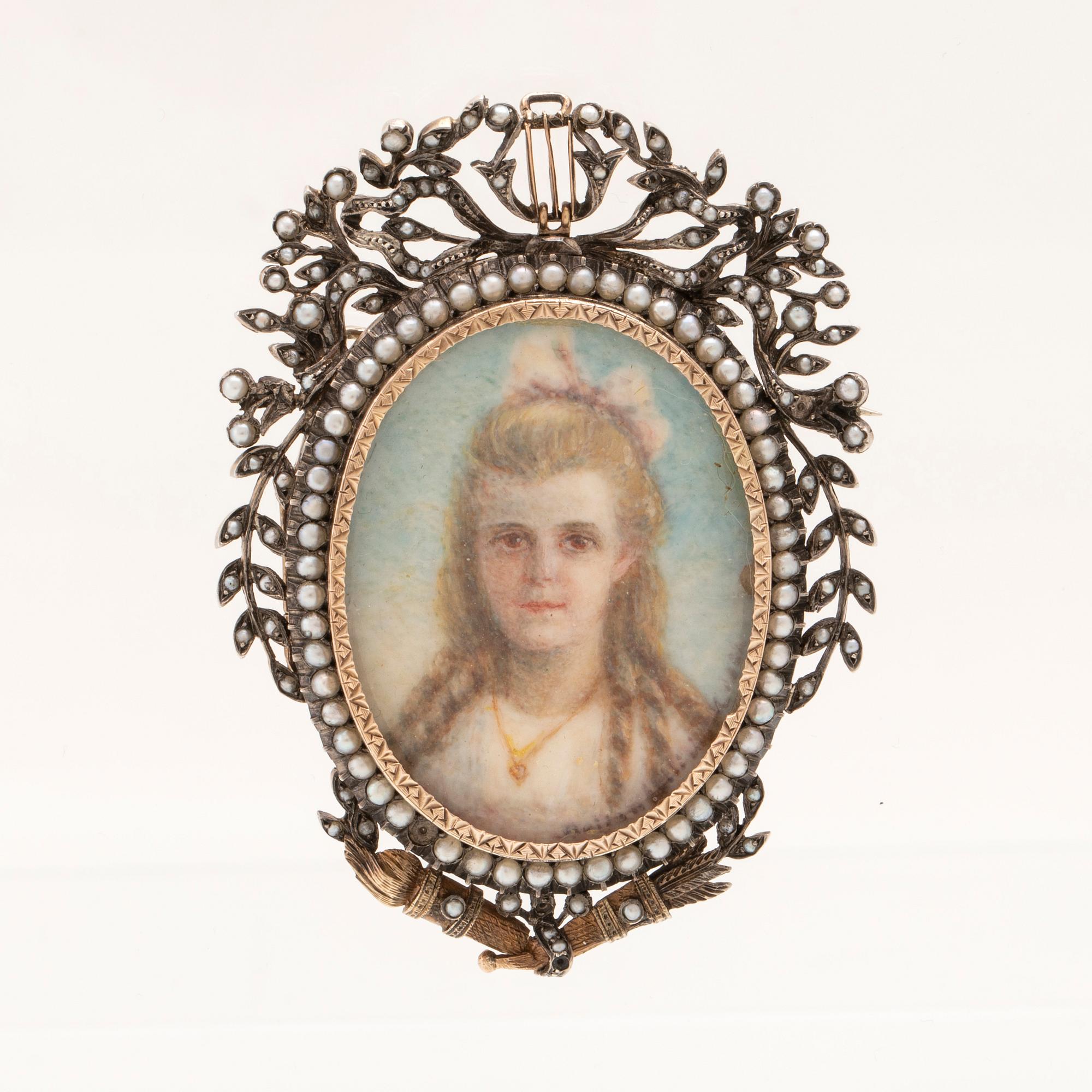 Brosch/hänge silver samt förgyllt silver med seedpärlor och minatyrmålning, omkring år 1900.