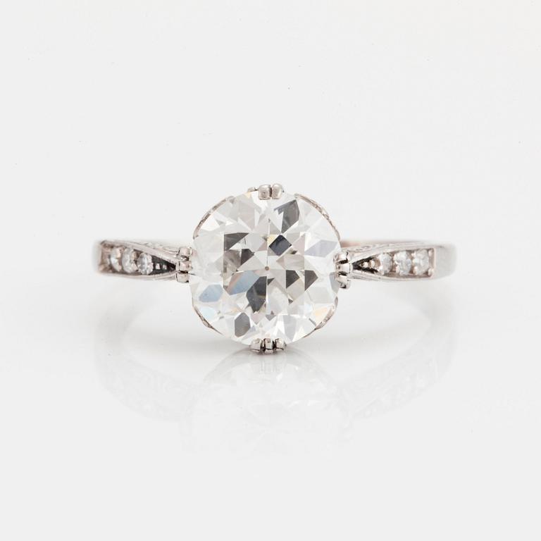 RING med en gammalslipad diamant.