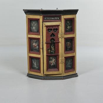 HÖRNSKÅP, allmoge, 1700-tal.