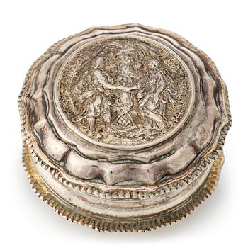 213. A Swedish 18th century parcel-gilt silver snuff-box, mark of Johan Wennervall, Gothenburg 1759.