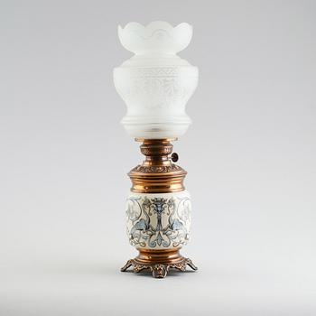 FOTOGENLAMPA, majolika och metall, tidigt 1900-tal.