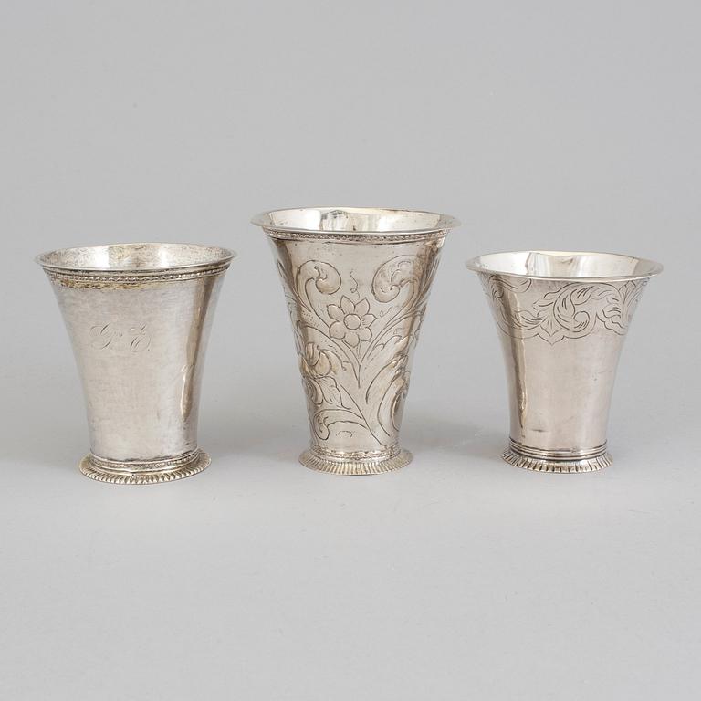 THREE 18TH CENTURY SILVER BEAKERS.