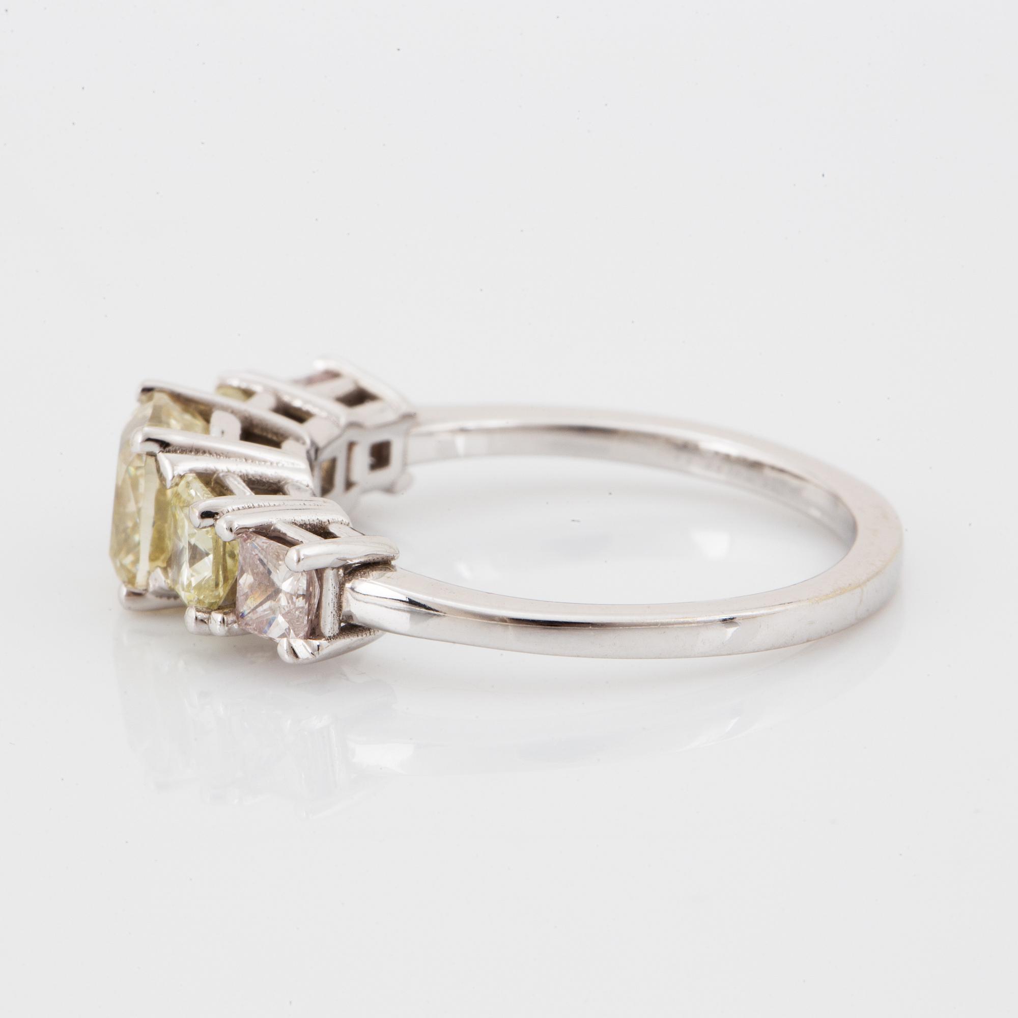 RING, med diamanter, mittsten 1,24 ct med GIA certifikat.