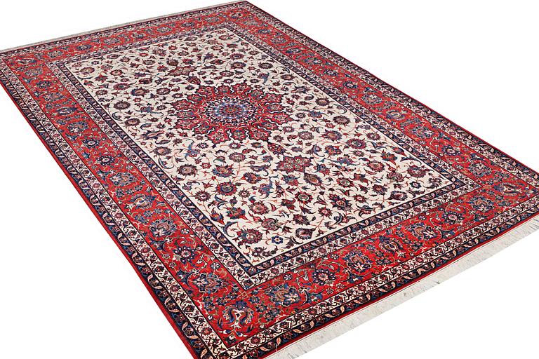 An Esfahan carpet, c. 320 x 208 cm.