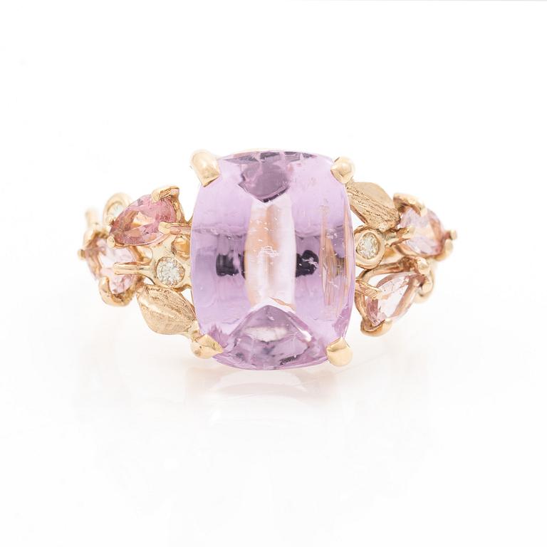 Ring, Mandelstam, 18K gold with an approx. 11.72 ct kunzite, brilliant-cut diamonds and pear-shaped tourmalines.