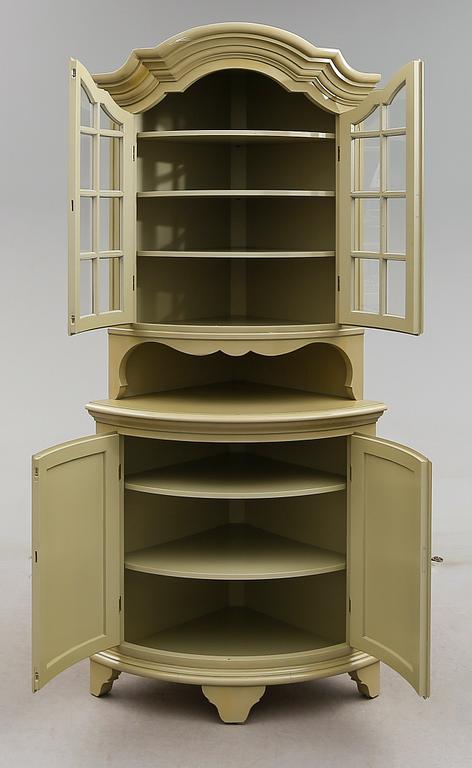 HÖRNSKÅP, Åmells, gustaviansk stil, 1900-talets andra hälft.