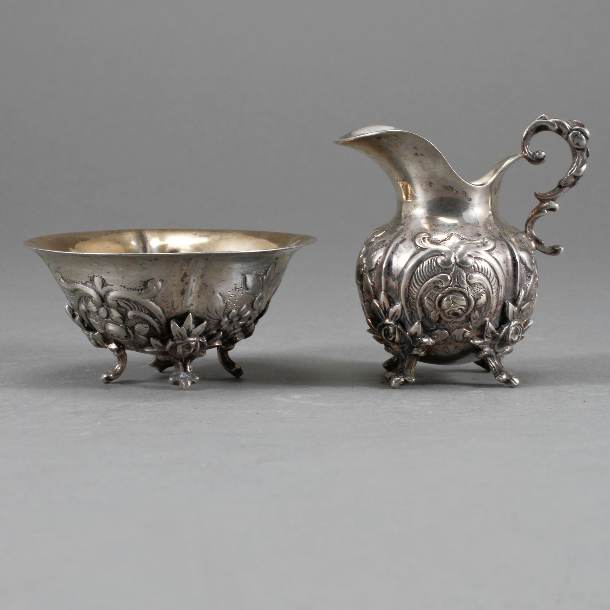 GRÄDDKANNA samt SOCKERSKÅL, silver, rokokostil, vikt ca 140 gram.