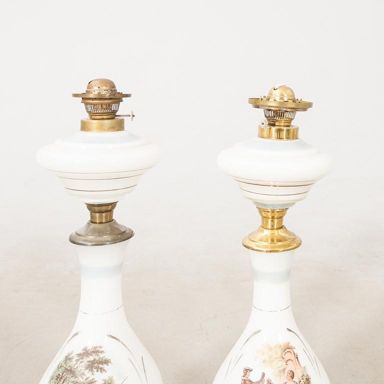 Bordsfotogenlampor ett par 1900-tal.