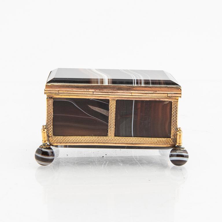 An early 20th century agate box.