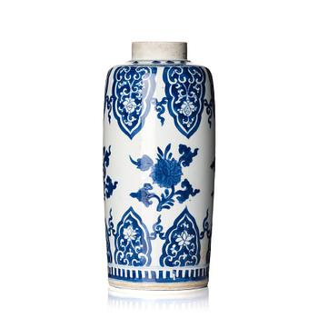 1312. A blue and white vase, Qing dynasty, Kangxi (1662-1722).