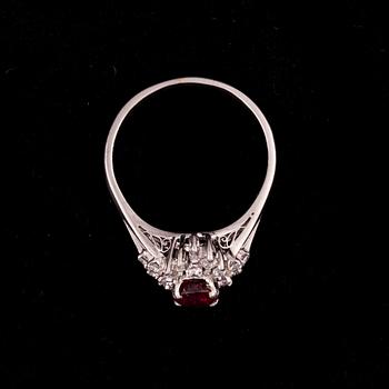 RING, platina, rubin, diamanter. Vikt ca 5,6 g.