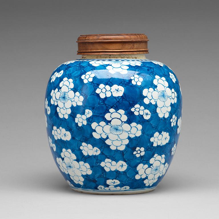 A blue and white jar, Qing dynasty, Kangxi (1662-1722).