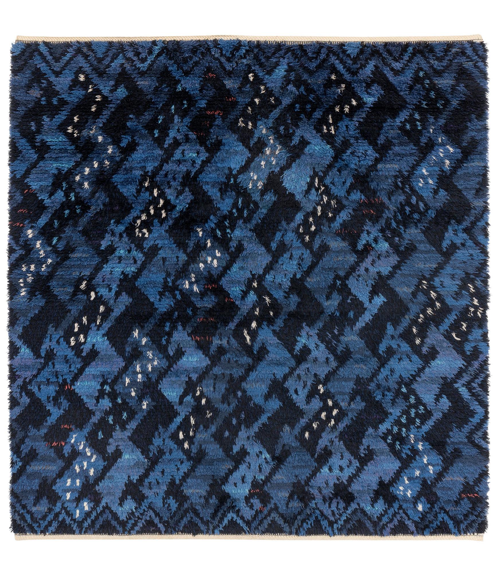 Ann-Mari Forsberg, matta, "Kråkan blå", rya, ca 205 x 203 cm, signerad AB MMF AMF.