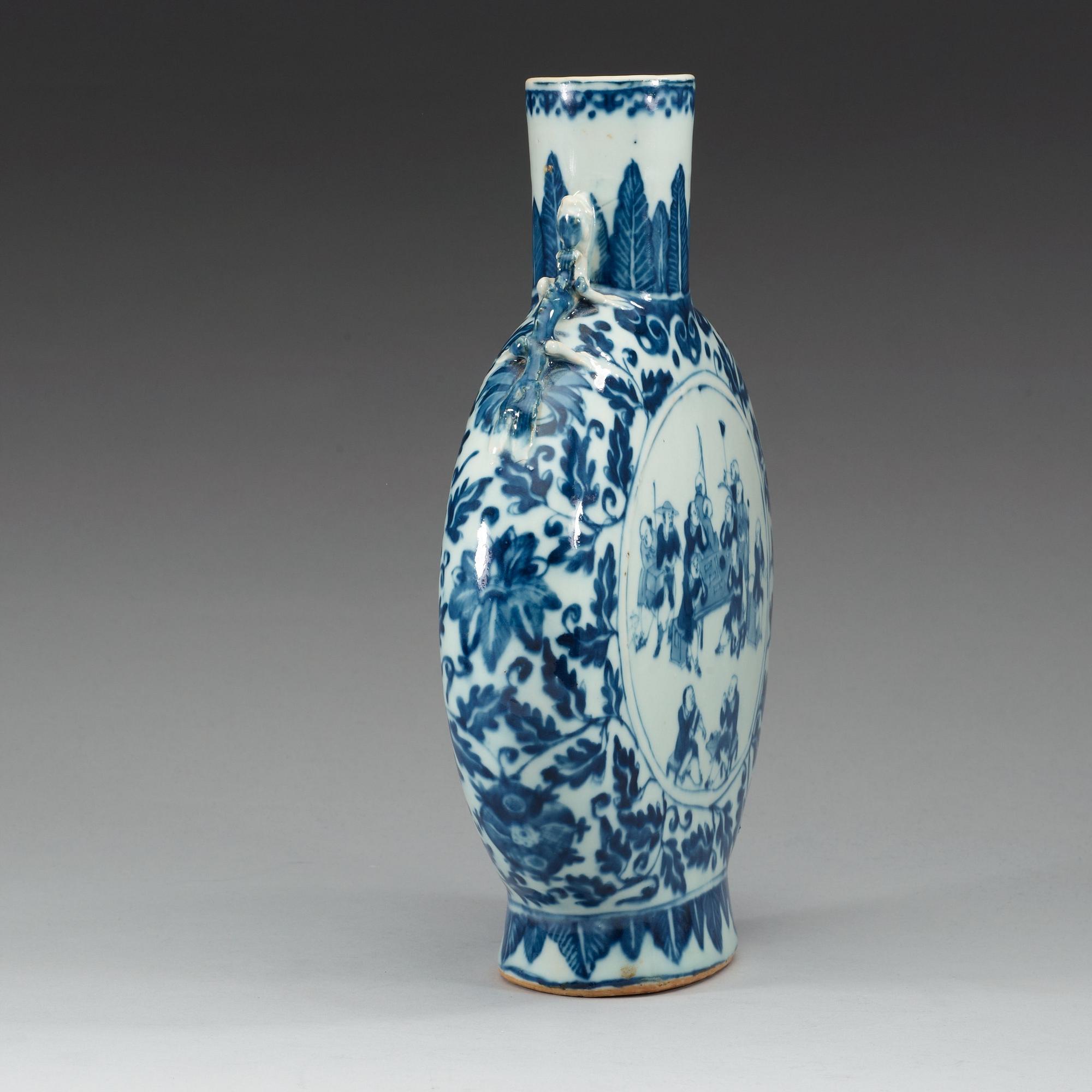 A blue and white moon flask, Qing dynasty, 19th Century.