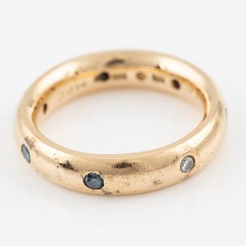 Michael Persson Carling, ring, 18K gold with brilliant-cut white and colour-treated blue diamonds.