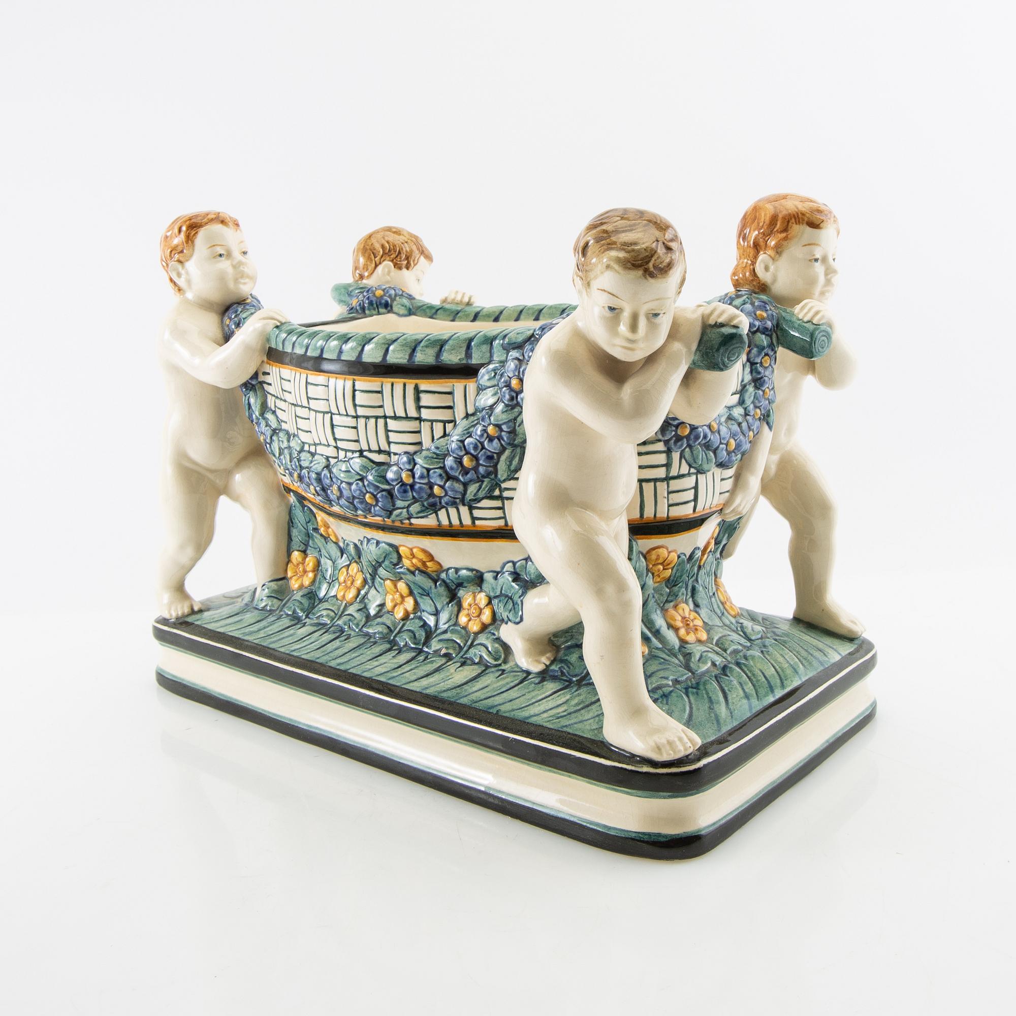 Wilhelm Süss jardinère för  Karslruhe Staatliche Majolika-Manufaktur AG 1900-talets första hälft.