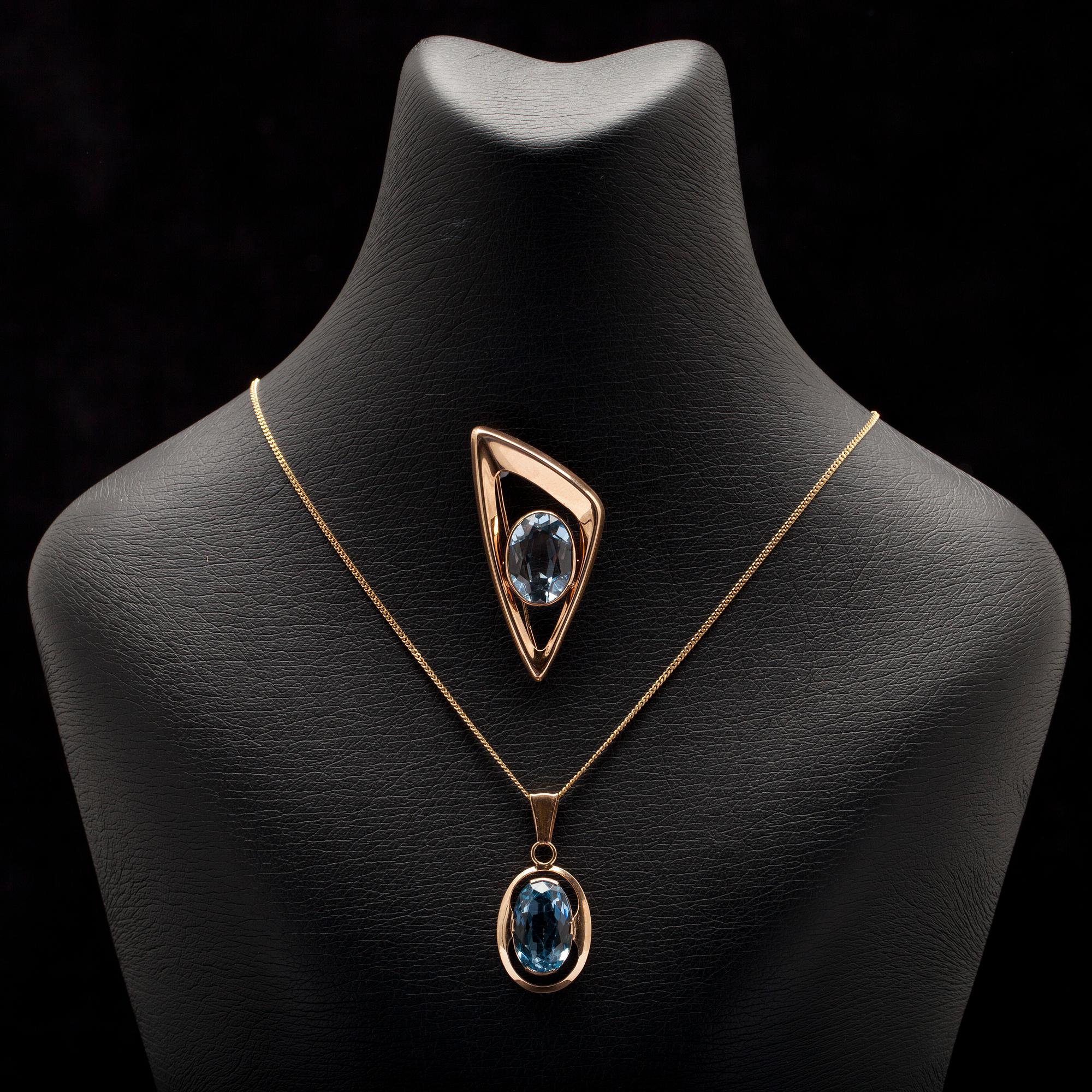 HÄNGSMYCKE och BROSCH, guld 14K, blåa stenar, finska stämplar. Vikt tot. 10,3 g.