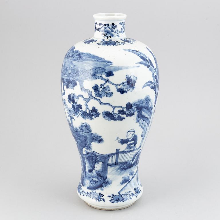 A blue and white vase, late Qing dynasty, 19th Century.