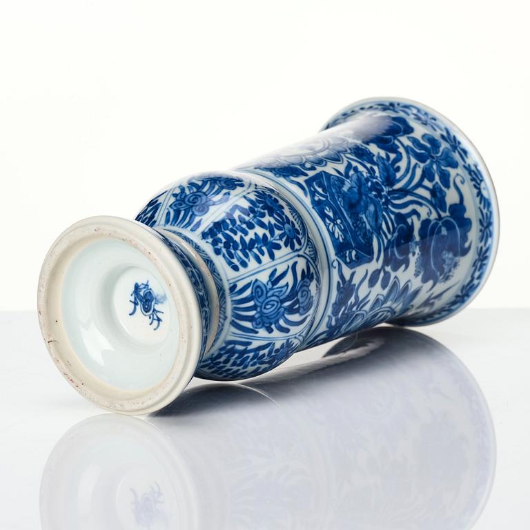 A large Chinese blue and white goblet, Qing dynasty, Kangxi (1662-1722).