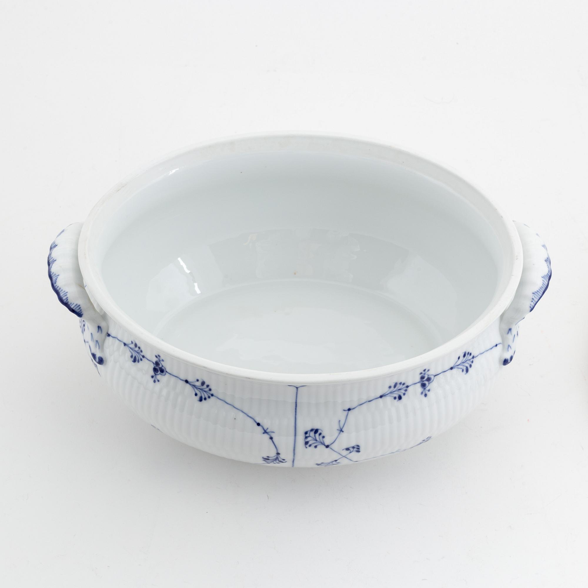 Terrin med lock, porslin, 'Musselmalet', Kunglig Dansk, Danmark, 1900-tal och Soppslev, silver, Sverige, 1861.