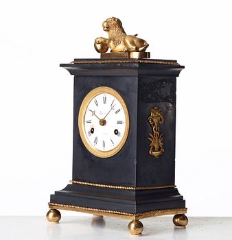 BORDSPENDYL, av Per Henrik Beurling (urmakare i Stockholm 1783 -1806 (1830), Empire.