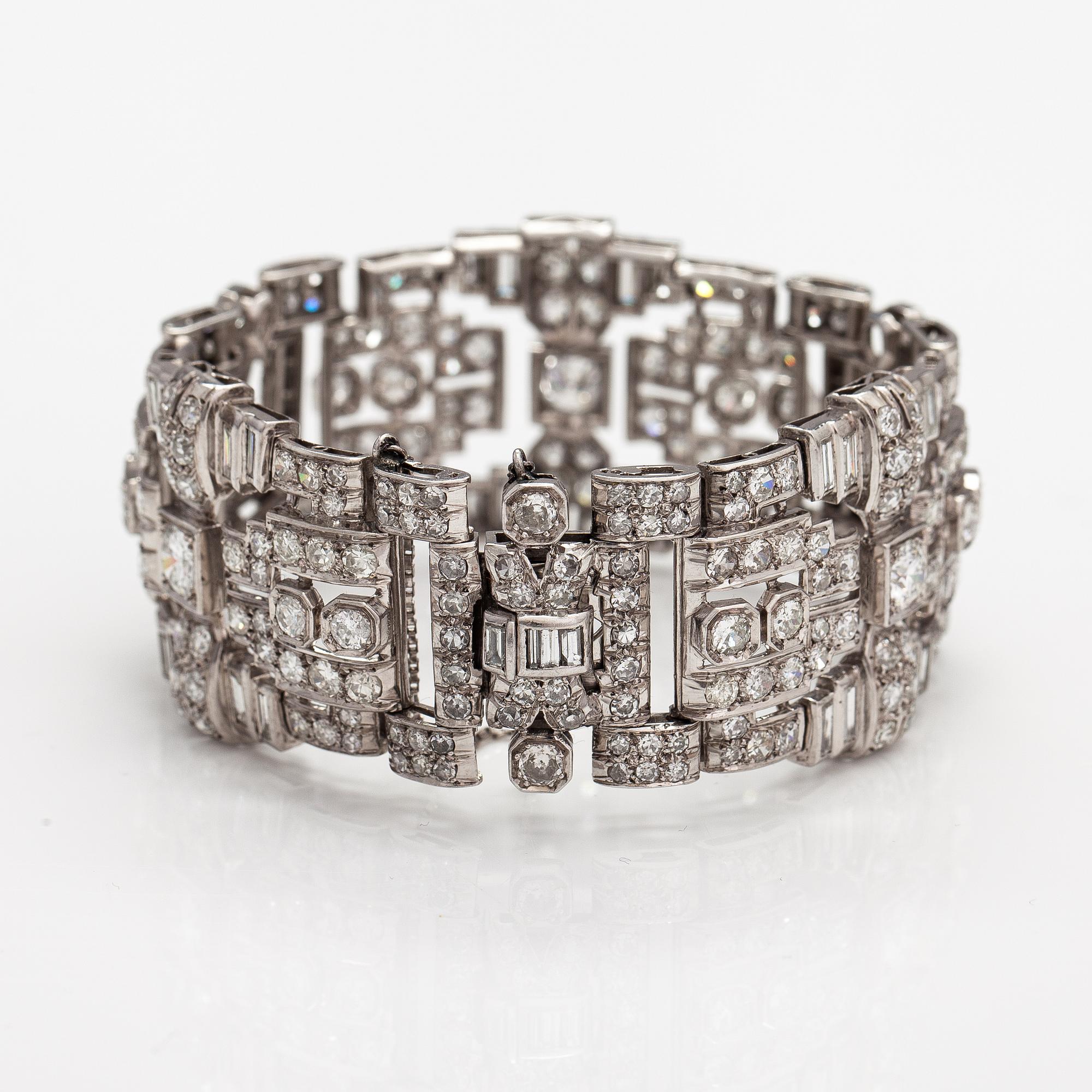 An art deco style platinum bracelet with diamonds ca. 17.85 ct in total.