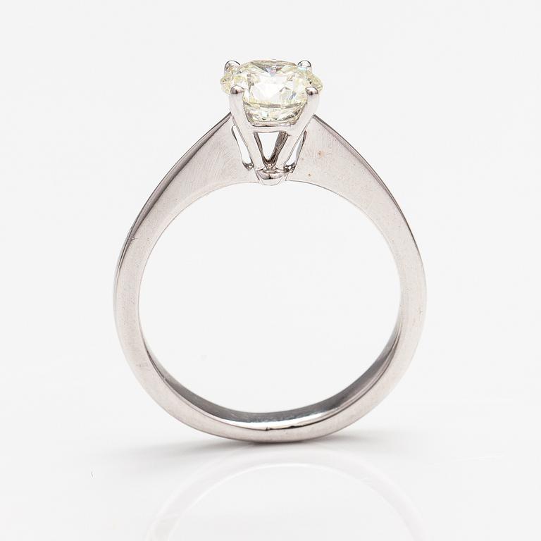 An 18K white gold ring with a ca. 1.01 ct diamond according to certificate.