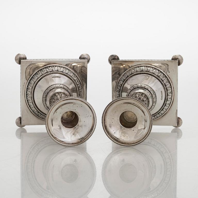 Ljusstakar, ett par, silver, Kultateollisuus, Åbo 1965 och 1970.