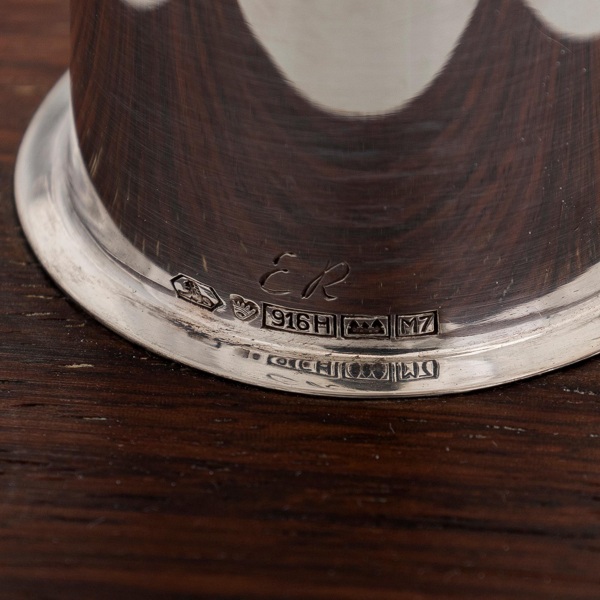 Eero Rislakki, Kynttilänjalkapari, hopeaa ja palisanteria, Kultakeskus Hämeenlinna 1965.