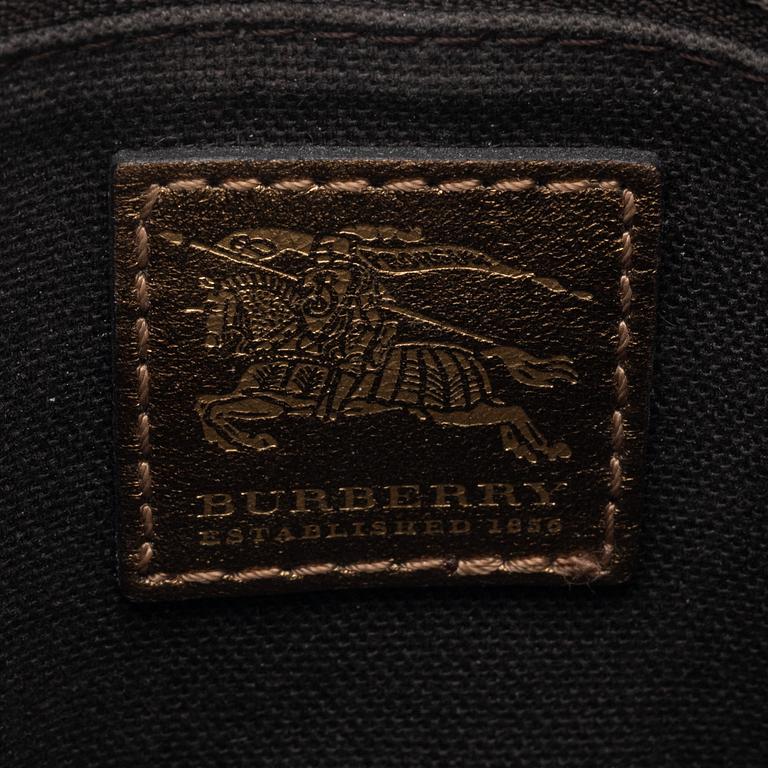 Burberry, väska, solskärm samt keps.