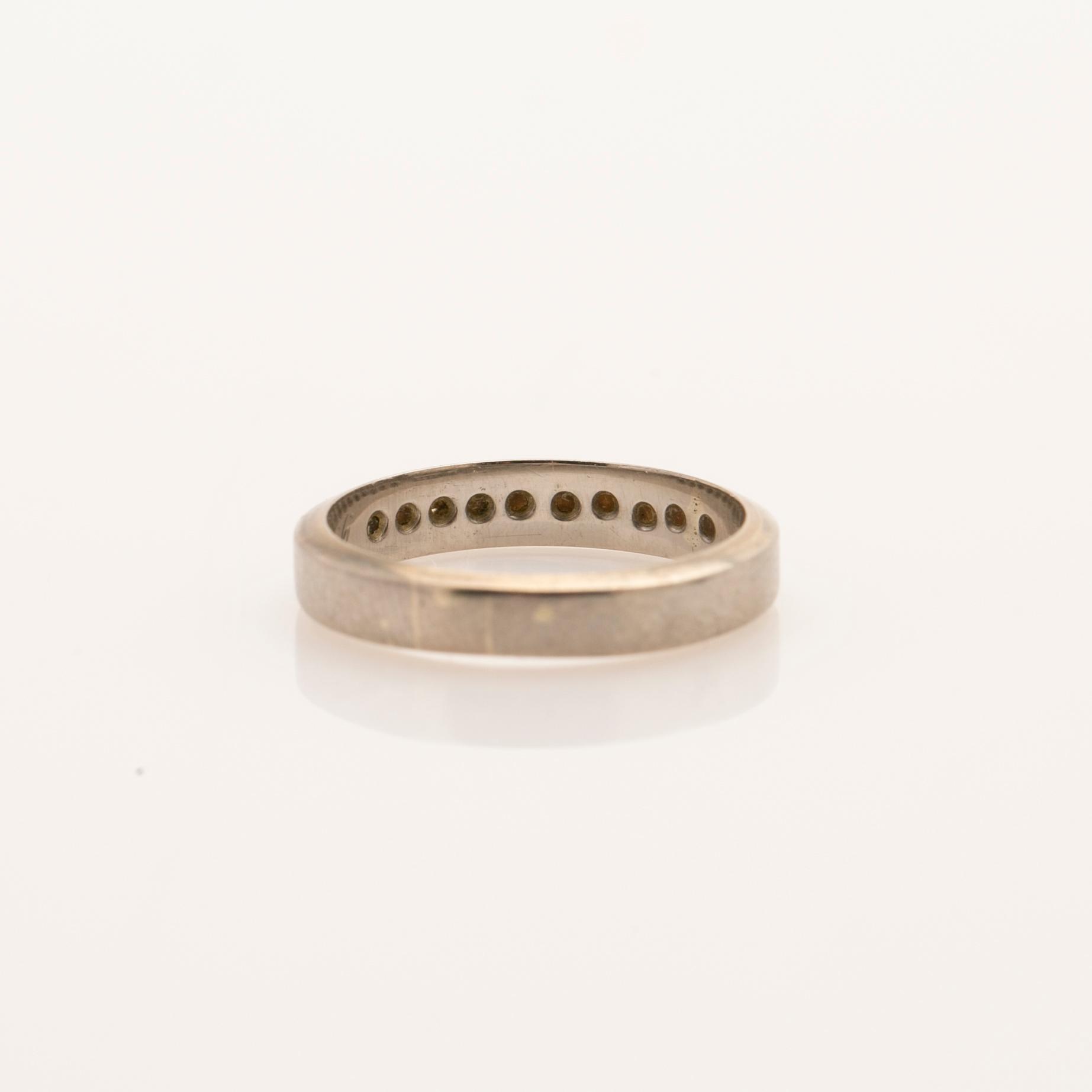 Ring, 18K vitguld med briljanter, K&EC, Göteborg 1965.