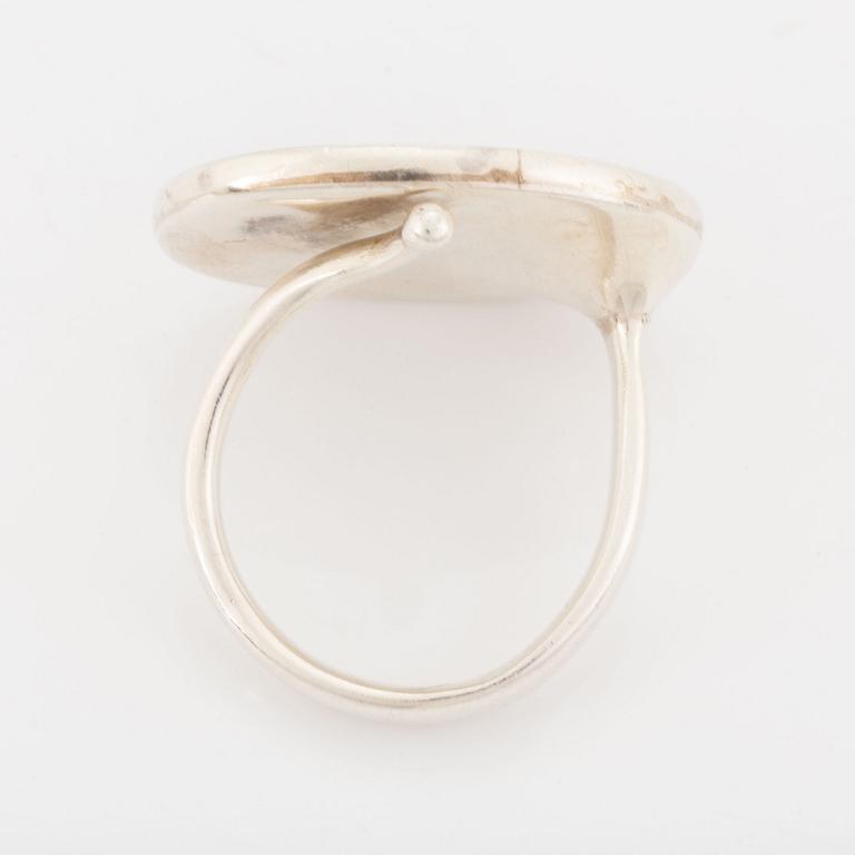 Vivianna Torun Bülow-Hübe, ring, sterling silver with shell.