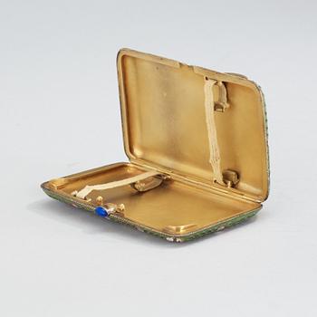 A Russian 20th century silver-gilt and enameld cigarett-case, unidentified makers mark, Moscow 1908-1917.