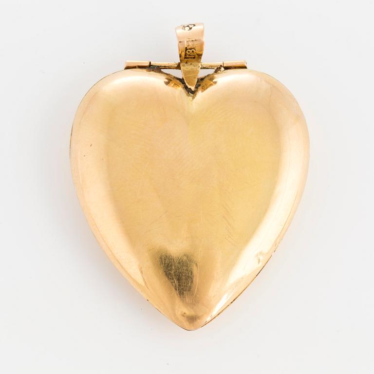 An 18K gold big heart pendant.