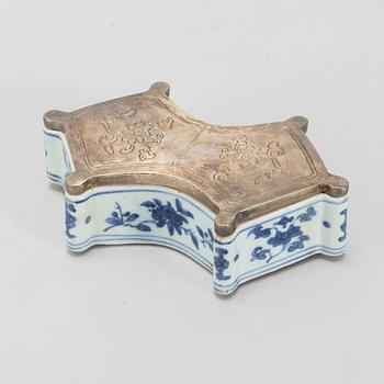 A blue and white inkstand, Ming dynasty (1368-1644).