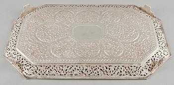 BRICKA, låghaltigt silver, 1900-tal. Vikt 1140 g.