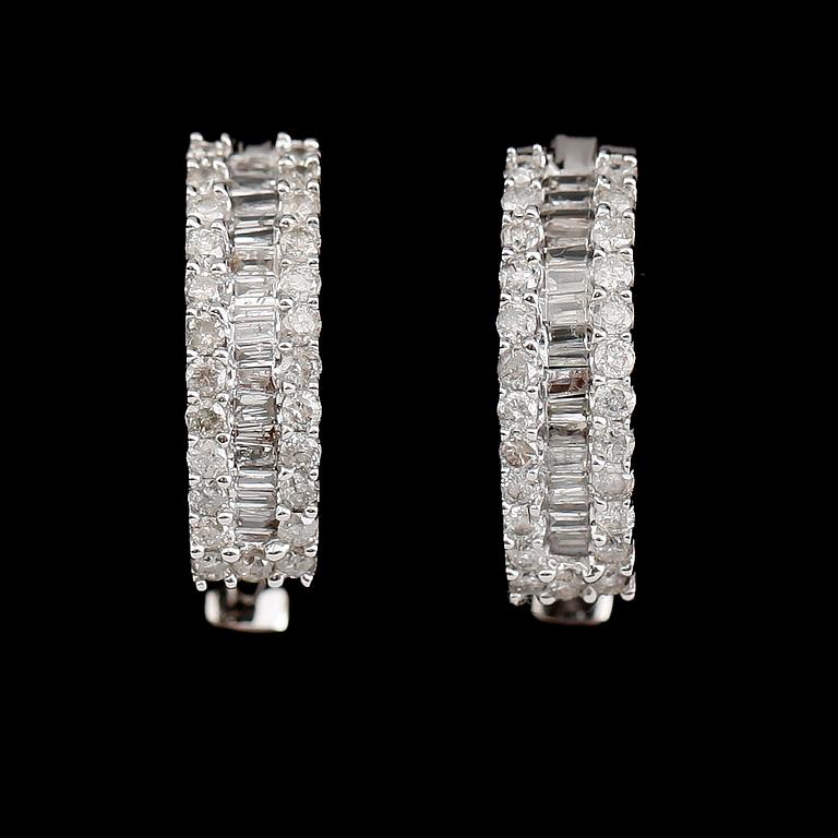 ÖRHÄNGEN, 1 par, 18 k guld, briljant och baguetteslipade diamanter tot ca 0.67 ct.