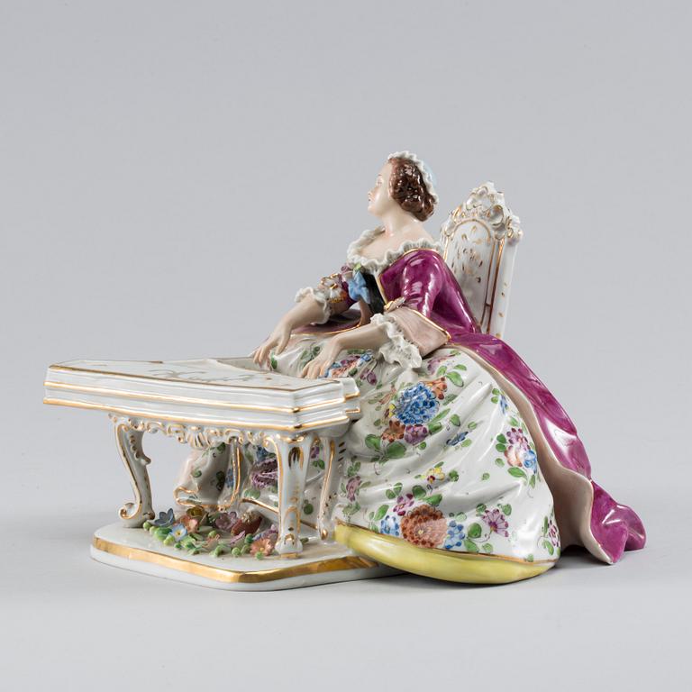 A 20th CENTURY PORCELAIN SITZENDORF FIGURINE.