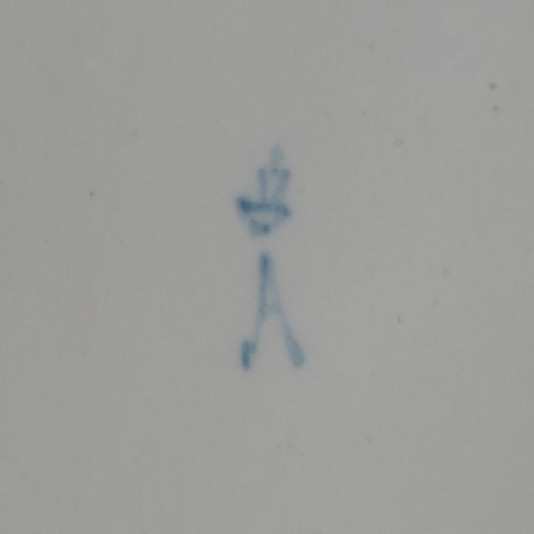 A Russian chesnut basket and stand, Imperial Porcelain Manufactory, St Petersburg, period of Alexander I (1801-25).