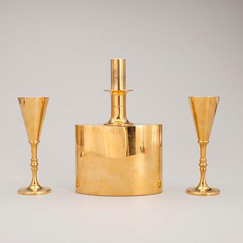 PLUNTA samt SNAPSGLAS, 2 st, mässing, Pierre Forsell, Skultuna, 1900-talets andra hälft.