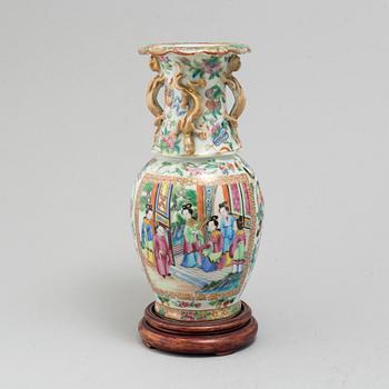 A famille rose canton vase, Qing dynasty, late 19th century.