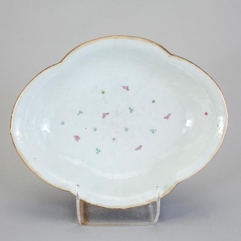 FAT på hög fot, porslin. Sen Qingdynasti, 1800-tal.