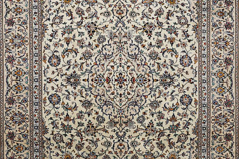 A carpet, Kashan, ca 345 x 238 cm.