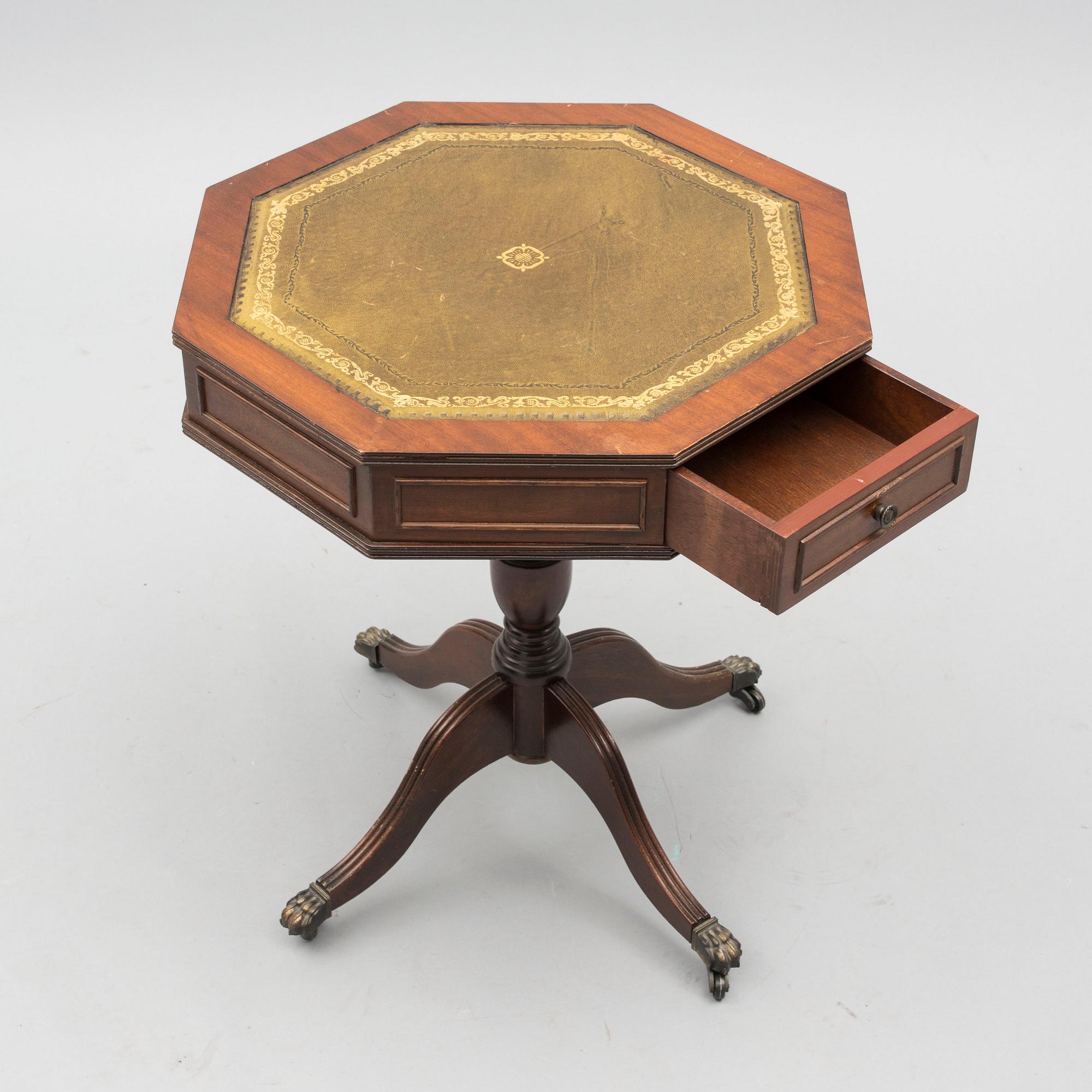 KARUSELLBORD, engelsk stil, 1900-talets senare hälft.