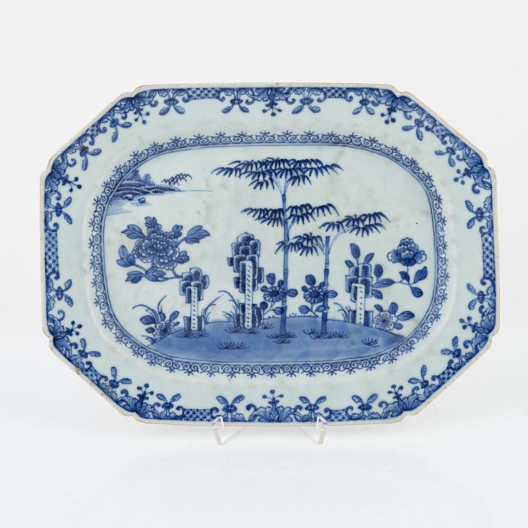 A blue and white serving dish and a pair of blur and white cups with saucers, China, around 1800.