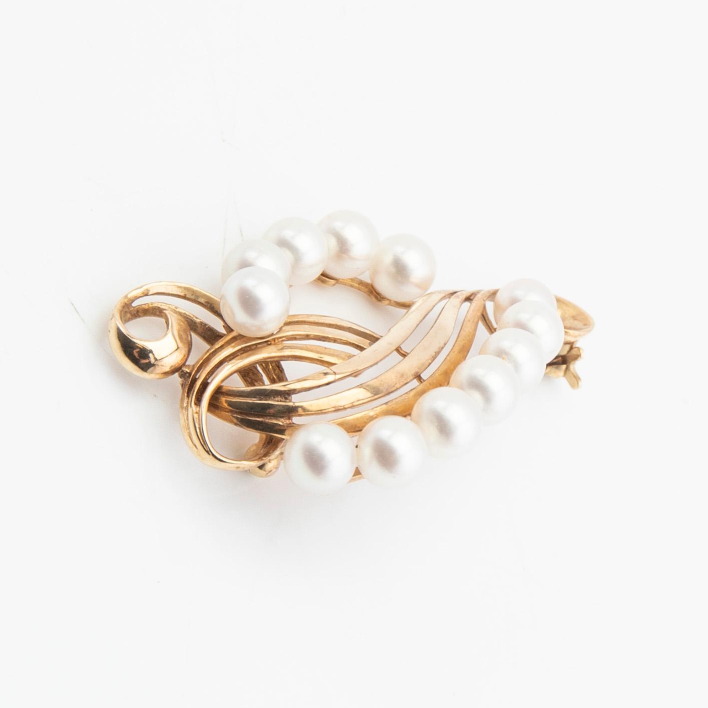 Brooch Mikimoto, 14K gold with cultured pearls.
