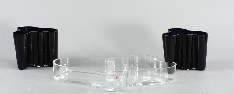 VASER 2 st, samt SKÅLFAT, glas, "Savoy",  Alvar Aalto, Iittala, Finland.