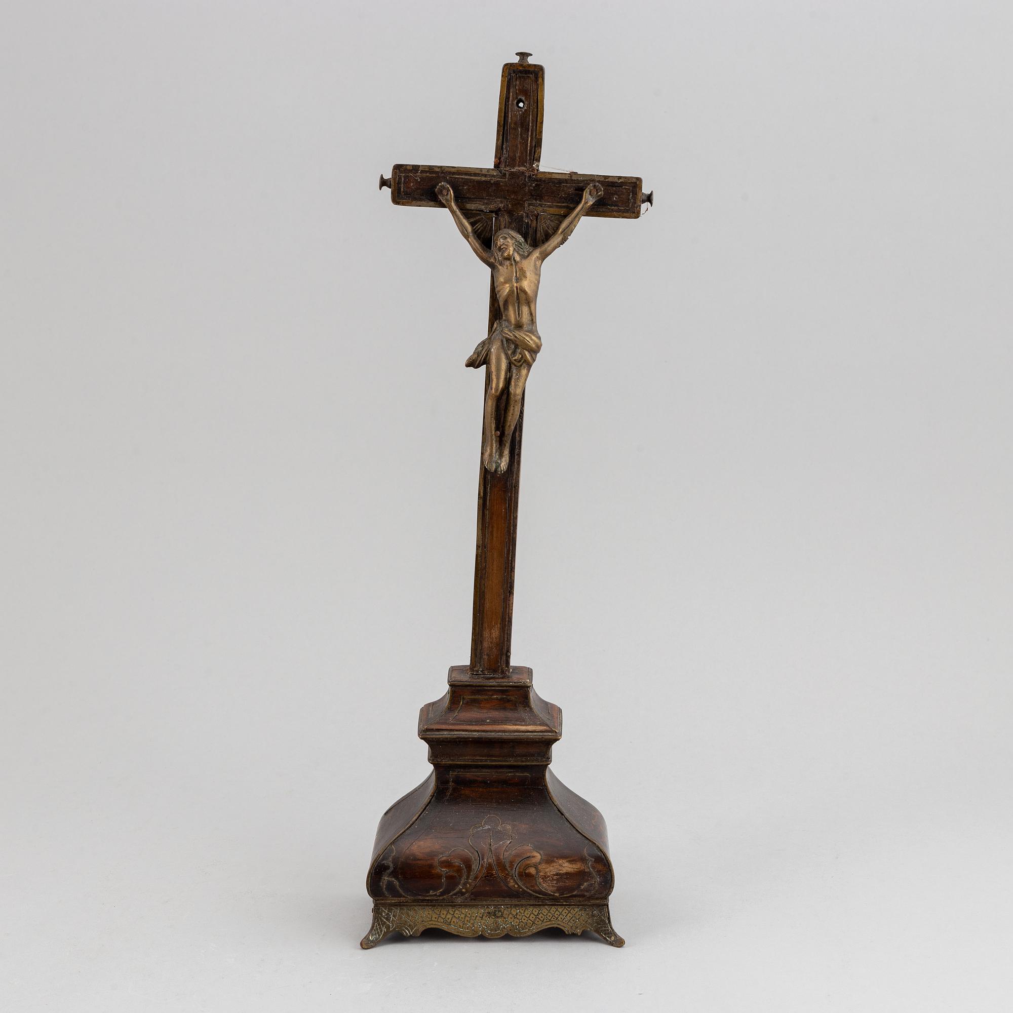 KRUCIFIX, mörkbetsat trä med inläggningar av mässing, 1700-tal.
