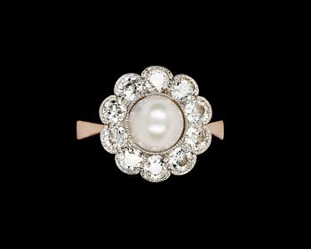 667. RING, pearl with old cut diamonds, tot. app. 1 ct.