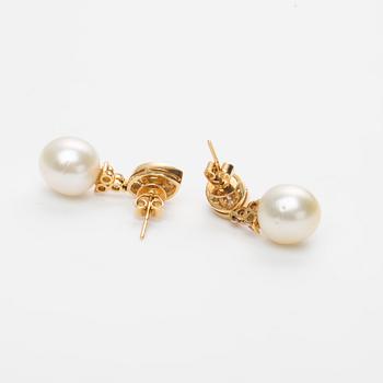 ÖRHÄNGEN, ett par, 18K guld med South Sea pärlor samt olikslipade diamanter ca 0.60 ct.